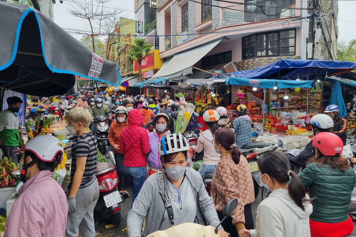 Chen chân sắm Tết trong phiên chợ ngày cuối năm - 3 Chen chân sắm Tết trong phiên chợ ngày cuối năm - 3