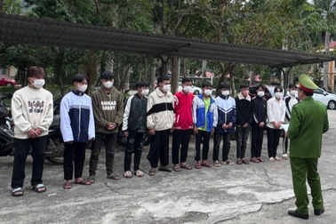 Khởi tố 7 thanh thiếu niên nẹt pô, bốc đầu xe, ném vỏ chai vào người dân