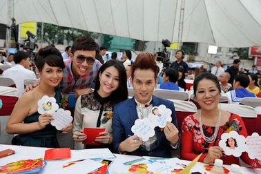 Hoa hậu Thu Thảo gửi mùa xuân cho chiến sĩ