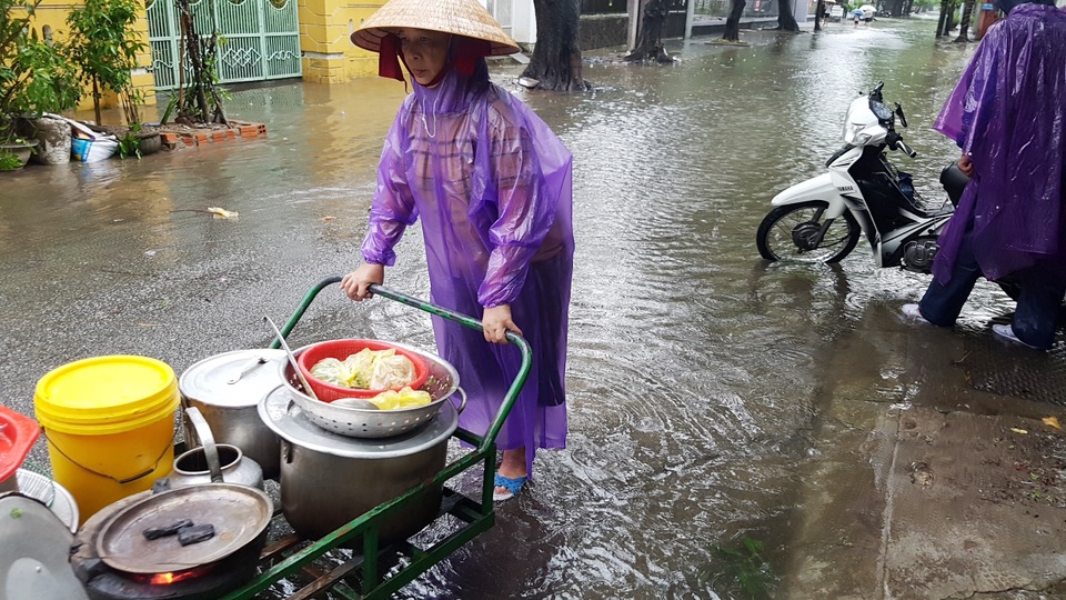 Nước sông Hương gần tràn bờ, TP Huế ngập mênh mông - 7 Nước sông Hương gần tràn bờ, TP Huế ngập mênh mông - 7