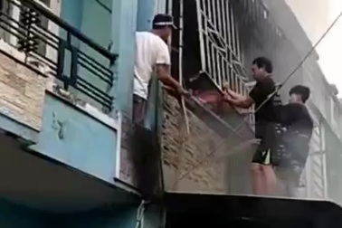 Phá hàng rào sắt, cứu 3 người mắc kẹt trong đám cháy ở TPHCM