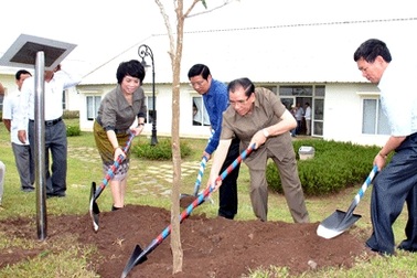 Nguyên TBT Nông Đức Mạnh thăm và làm việc với Tập đoàn TH