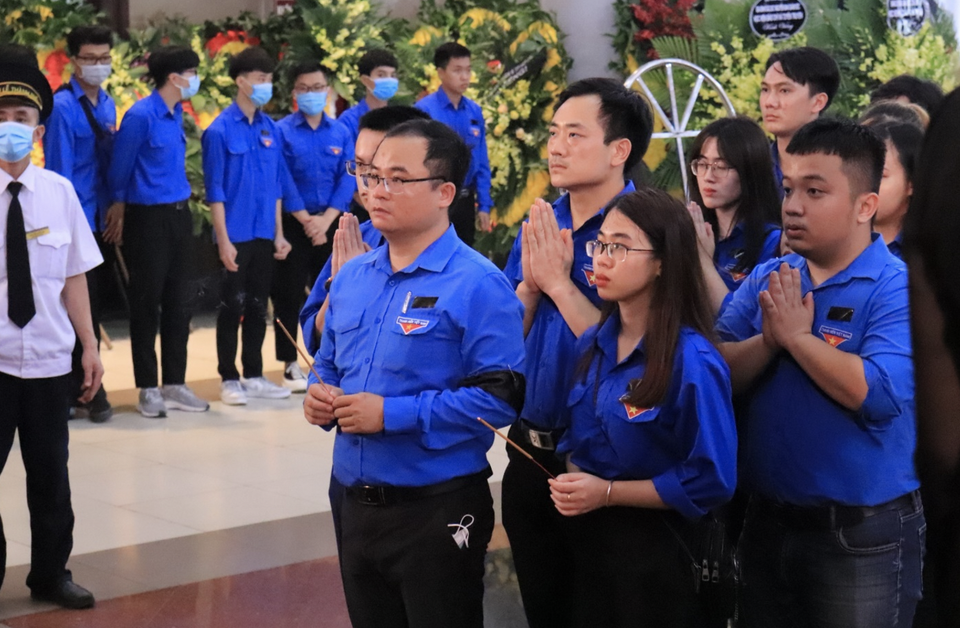 Hàng nghìn sinh viên, giảng viên tiễn biệt PGS.TS Lưu Văn An - 3 Hàng nghìn sinh viên, giảng viên tiễn biệt PGS.TS Lưu Văn An - 3