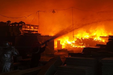 Hà Nội: Cháy lớn tại khu công nghiệp Ngọc Hồi