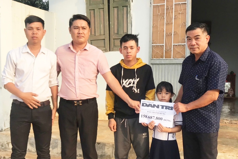 Bạn đọc báo Dân trí giúp đỡ anh em mồ côi hơn 158 triệu đồng - 1 Bạn đọc báo Dân trí giúp đỡ anh em mồ côi hơn 158 triệu đồng - 1