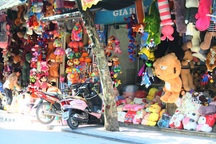 Người tiêu dùng tẩy chay, hàng Trung Quốc ế ẩm