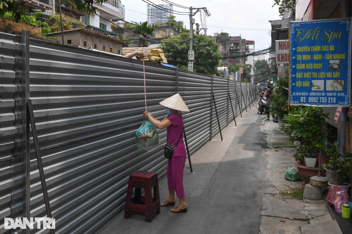 Hà Nội: Dựng bức tường tôn dài 200 m chia đôi 2 quận để phòng dịch - 9 Hà Nội: Dựng bức tường tôn dài 200 m chia đôi 2 quận để phòng dịch - 9