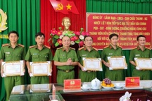 Thưởng nóng các chiến sĩ công an bắt thành công đối tượng giết 2 người