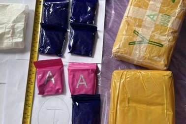 Bắt giữ 2 đối tượng thủ súng ngắn, đi mua 12.000 viên ma túy về bán