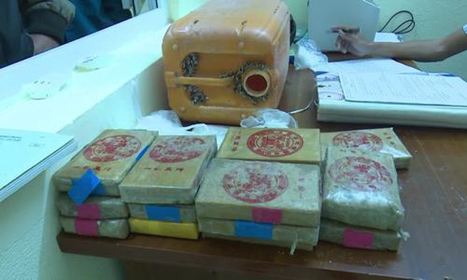 25 bánh heroin dạt vào bờ biển - Ảnh 1.