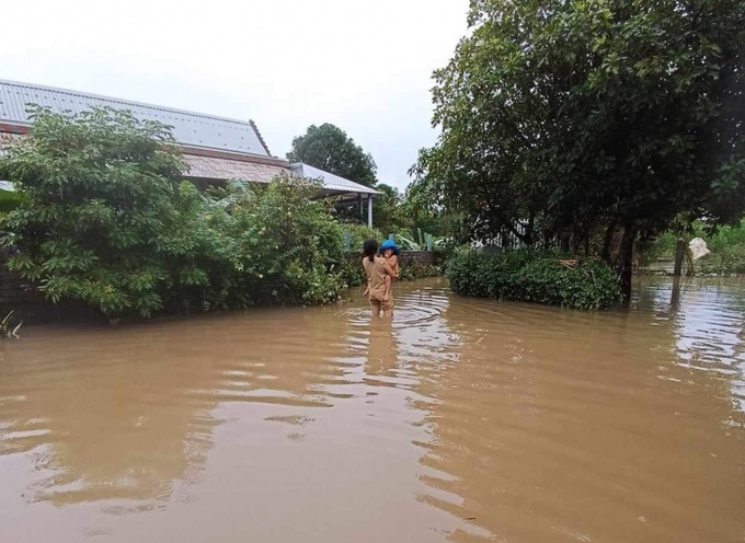 Nhiều khu vực dân cư tại các Tổ dân phố 6, 7, 8 đã bị nước lũ tấn công gây ngập lụt cục bộ. Riêng tại Tổ dân phố Mũi Né, nước từ trên những đồi núi cao cũng đổ về mạnh, tạo thành những dòng nước chảy siết qua các khu dân cư