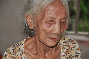 Xót thương mẹ già 85 tuổi bất lực nhìn 2 con tâm thần đánh nhau