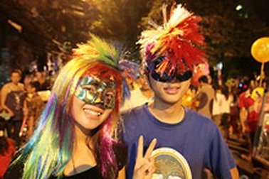 Chùm ảnh: Xa lạ những gương mặt đêm rằm