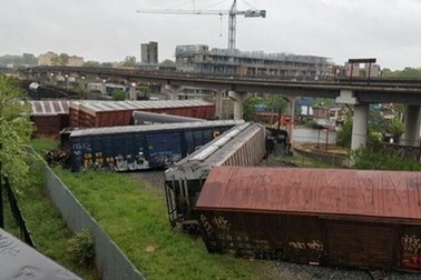 Tàu hỏa trật bánh tại thủ đô Washington làm rò rỉ hóa chất độc hại