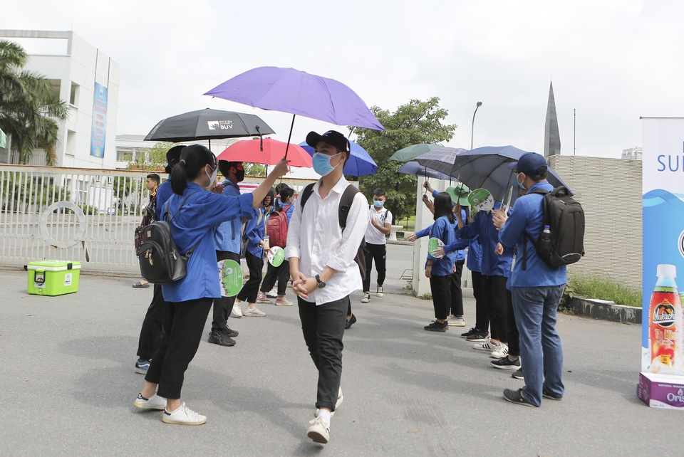 Thanh niên tình nguyện sát cánh cùng thí sinh thi tốt nghiệp THPT 2020 - 13 Thanh niên tình nguyện sát cánh cùng thí sinh thi tốt nghiệp THPT 2020 - 13