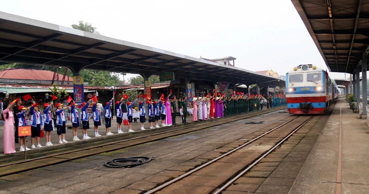 Bố trí tàu hỏa phục vụ nhu cầu của cán bộ, người dân sau sáp nhập