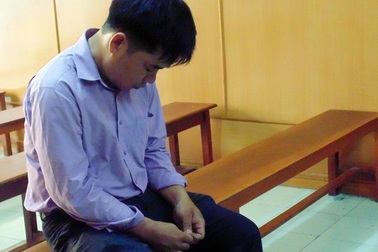 Bị đuổi việc, thầy giáo làm nhục đồng nghiệp