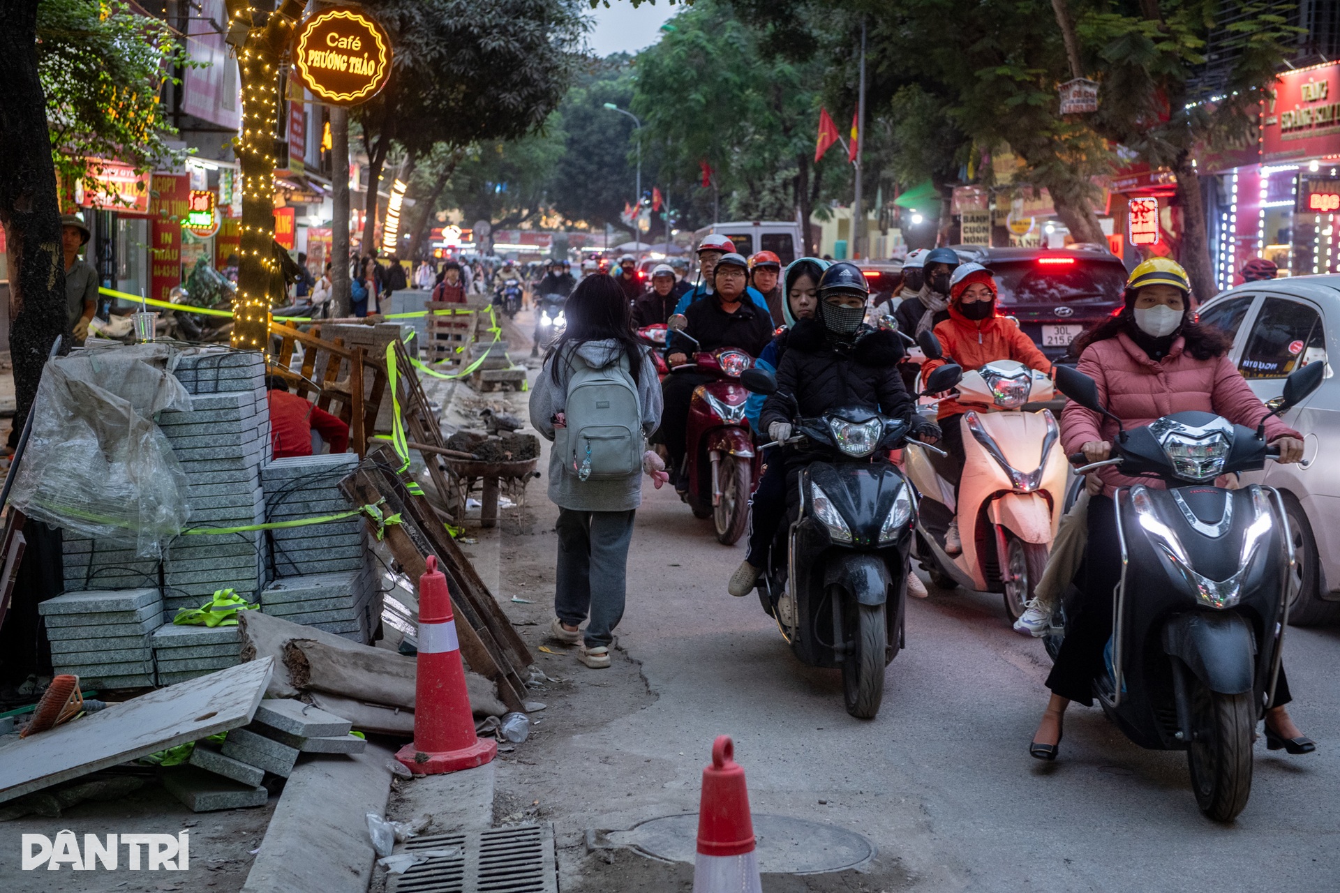 Vỉa hè ở Hà Nội bị xới tung những ngày cuối năm - 10 Vỉa hè ở Hà Nội bị xới tung những ngày cuối năm - 10
