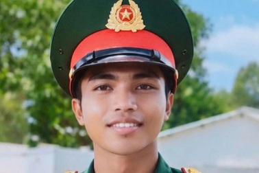 Truy thăng quân hàm vượt cấp cho chiến sĩ quên mình cứu 2 người dân