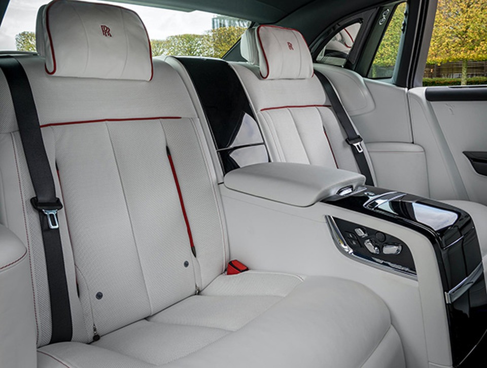 Đấu giá chiếc Rolls-Royce phiên bản Bespoke Red Phantom đặc biệt - 2 Đấu giá chiếc Rolls-Royce phiên bản Bespoke Red Phantom đặc biệt - 2