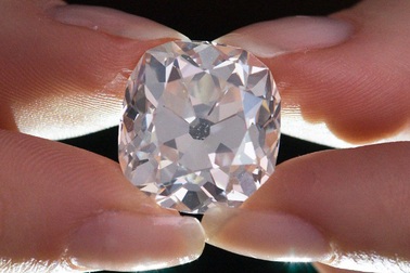 Viên kim cương mua giá "rẻ như cho" được đấu giá cao ngất ngưởng