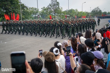 Dậy từ 3h sáng, người dân vượt trăm cây số cổ vũ các chiến sĩ tập diễu binh