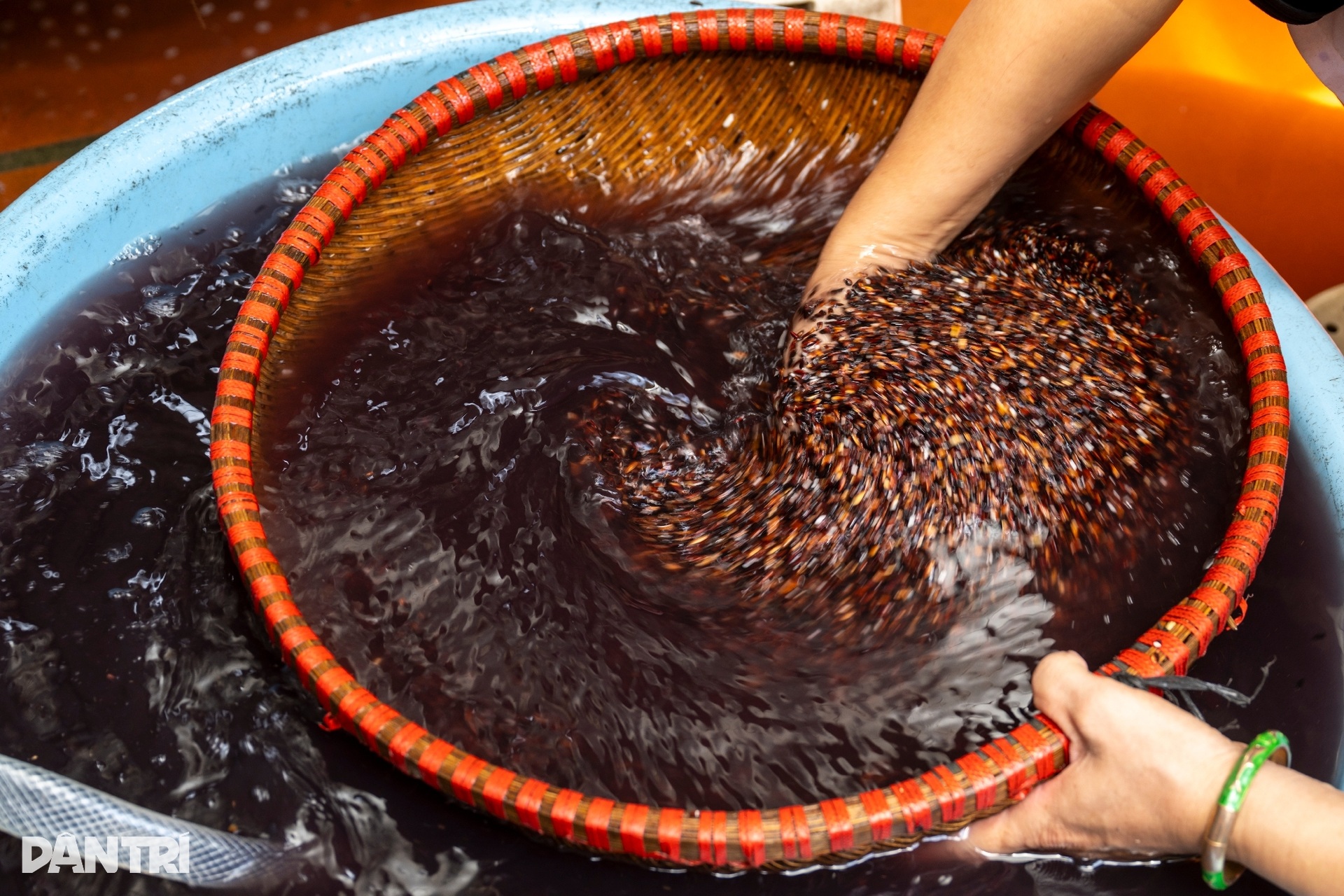 Người làng nghề ở Hà Nội xuyên đêm làm cả tấn rượu nếp phục vụ Tết Đoan Ngọ - 10 Người làng nghề ở Hà Nội xuyên đêm làm cả tấn rượu nếp phục vụ Tết Đoan Ngọ - 10