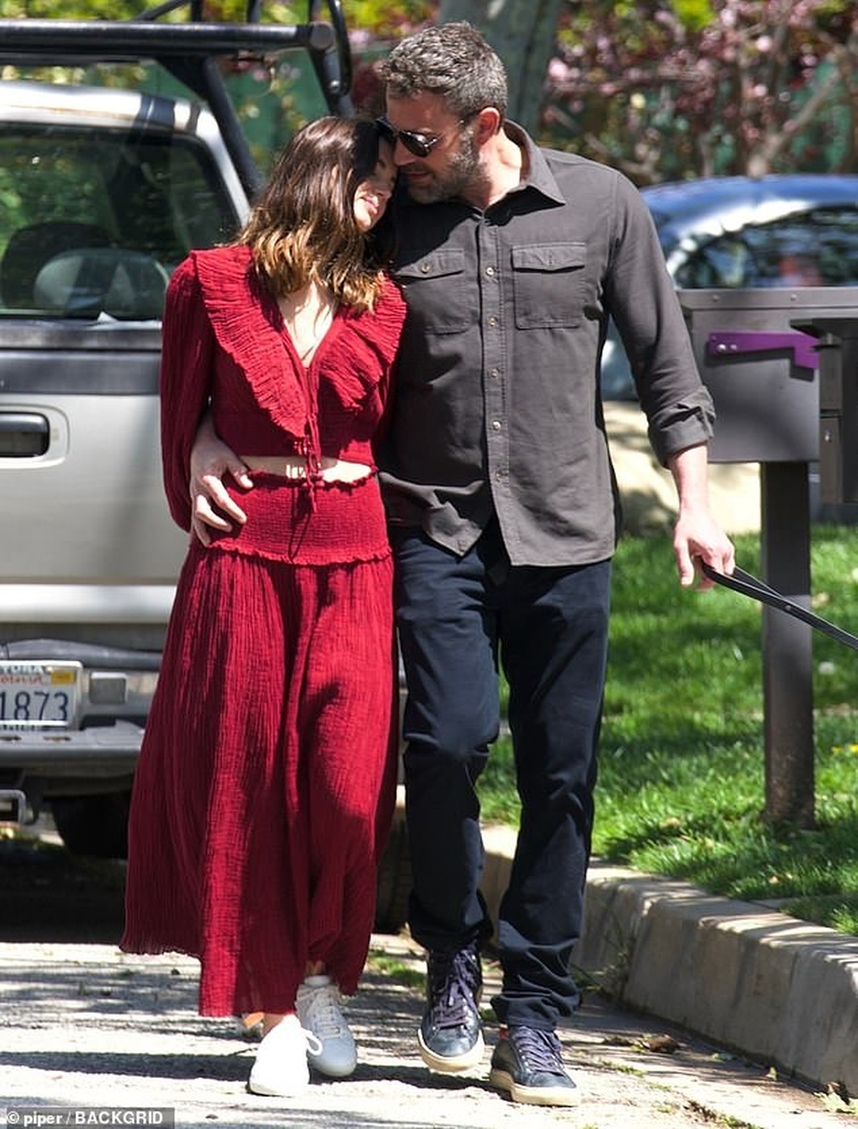 Ben Affleck hôn bạn gái trẻ trên phố - 3