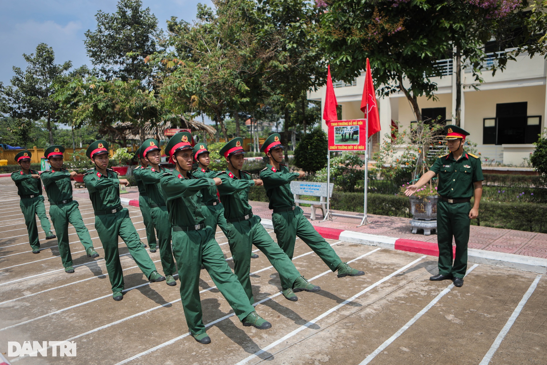 Hai anh em sinh đôi cùng tuyên thệ chiến sĩ mới dưới Quân kỳ Quyết thắng - 4 Hai anh em sinh đôi cùng tuyên thệ chiến sĩ mới dưới Quân kỳ Quyết thắng - 4