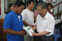 Báo Dân trí trao 100 triệu đồng đến 10 ngư dân tàu cá bị Trung Quốc đâm chìm