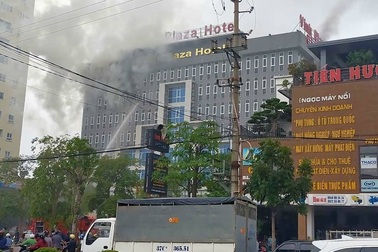 Cháy khách sạn Vinh Plaza, khách tháo chạy tán loạn