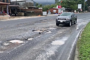 Quốc lộ 1 đoạn qua thành phố Huế chằng chịt ổ gà