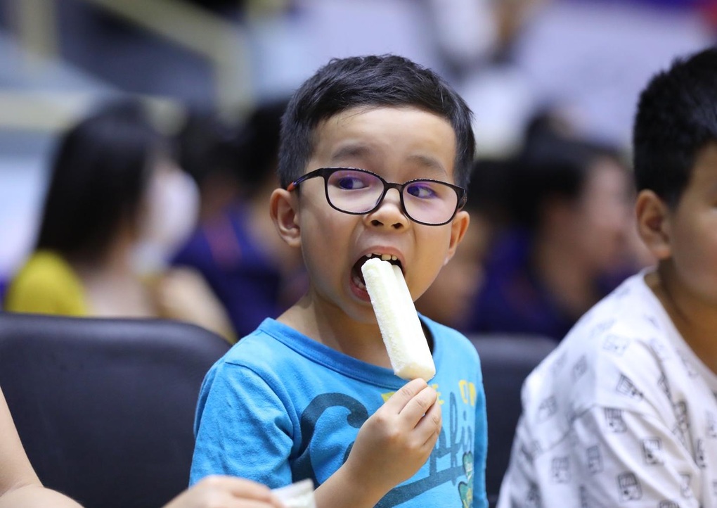 Hanoi Buffaloes và Kem Tràng Tiền chơi lớn đón tiếp lượng fans kỷ lục - 2 Hanoi Buffaloes và Kem Tràng Tiền chơi lớn đón tiếp lượng fans kỷ lục - 2