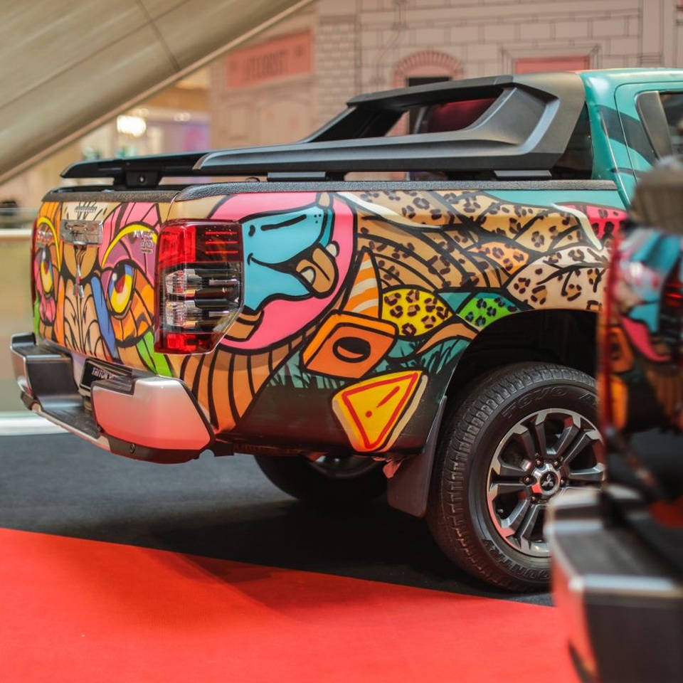 Chiêm ngưỡng một chiếc Triton độ graffiti sặc sỡ - 10 Chiêm ngưỡng một chiếc Triton độ graffiti sặc sỡ - 10