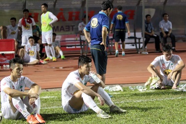 HA Gia Lai thảm bại, HLV Quốc Tuấn cay cú trọng tài