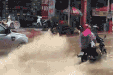 Cô giáo lái xe hơi tạt nước ướt đẫm người đi đường lên tiếng xin lỗi