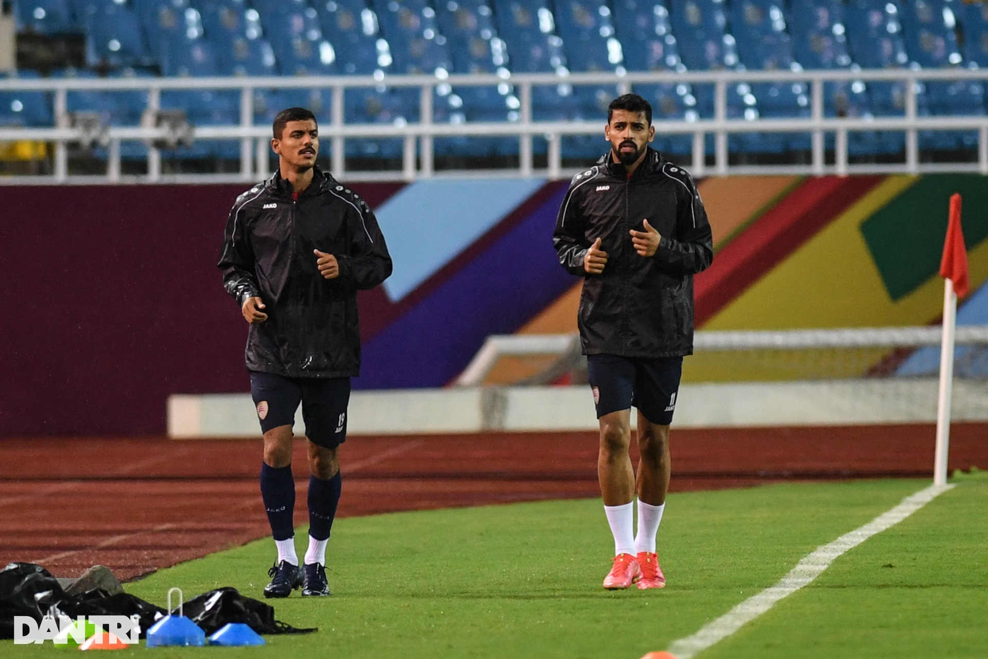 Cầu thủ Oman phô diễn kỹ thuật trong buổi luyện công dưới mưa tại Mỹ Đình - 12