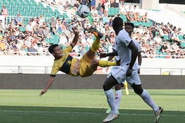 Quang Hải lần đầu đá chính, Pau FC giành điểm số đầu tiên