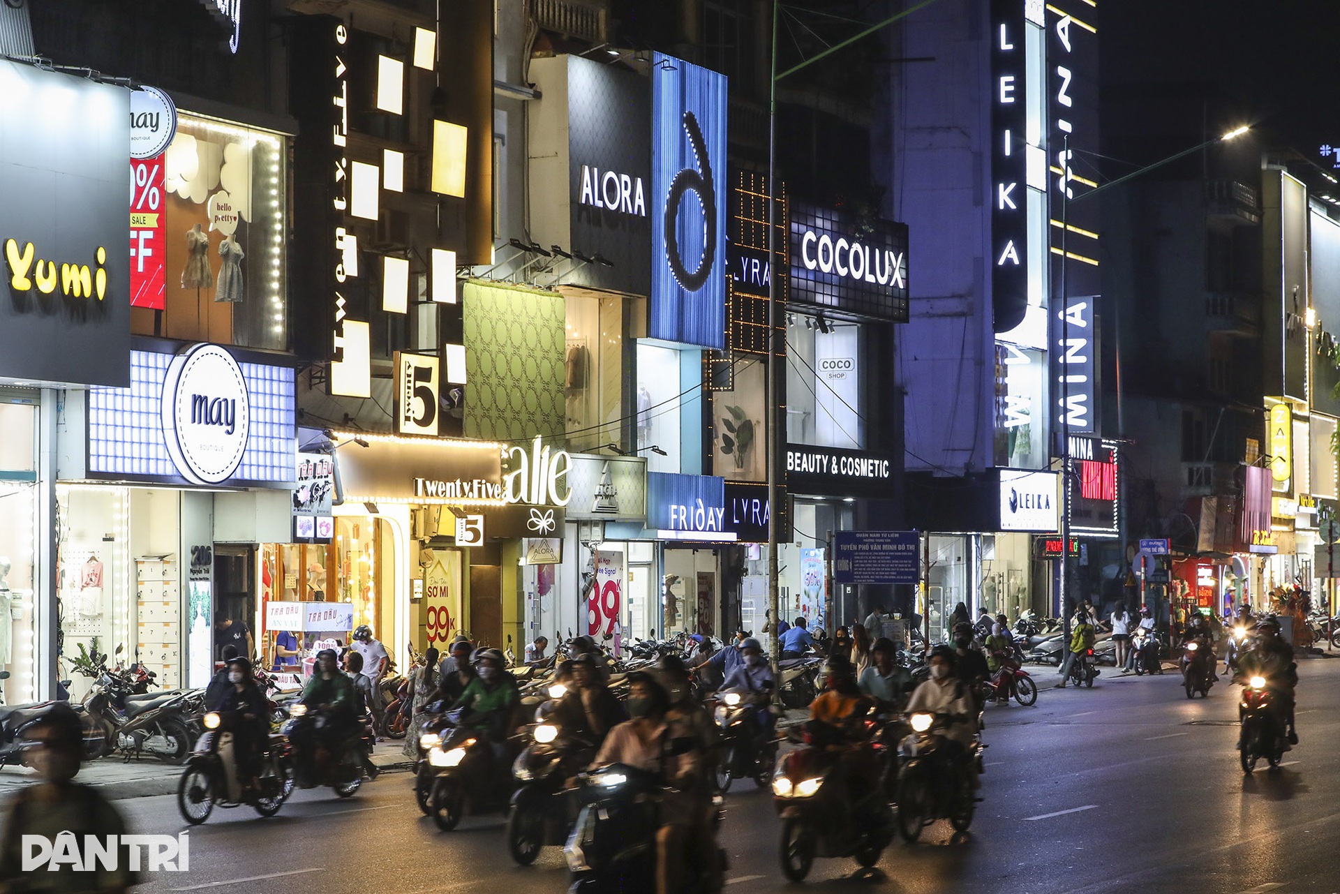 Đường Nguyễn Trãi bụi bặm bỗng trở thành phố thời trang sầm uất về đêm - 1