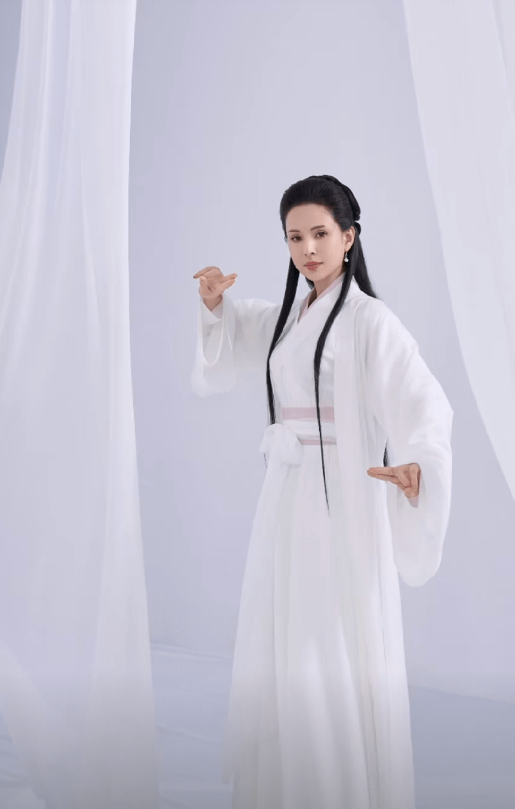 Lý Nhược Đồng trẻ đẹp đáng kinh ngạc khi tái hiện hình tượng Tiểu Long Nữ - 5 Lý Nhược Đồng trẻ đẹp đáng kinh ngạc khi tái hiện hình tượng Tiểu Long Nữ - 5