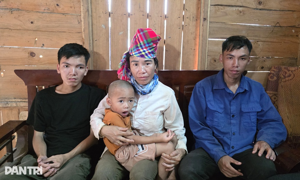 Mẹ nghèo đơn thân nuôi con khuyết tật trong căn nhà sắp sập - 1 Mẹ nghèo đơn thân nuôi con khuyết tật trong căn nhà sắp sập - 1