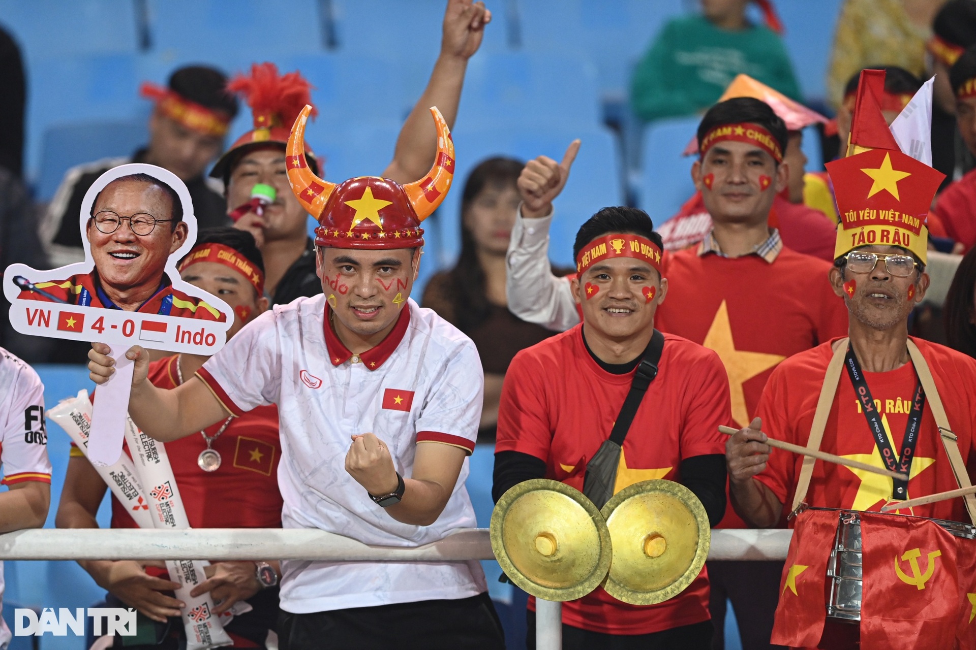 CĐV vây kín xe buýt, vẫy cờ chúc mừng chiến thắng của tuyển Việt Nam - 2 CĐV vây kín xe buýt, vẫy cờ chúc mừng chiến thắng của tuyển Việt Nam - 2