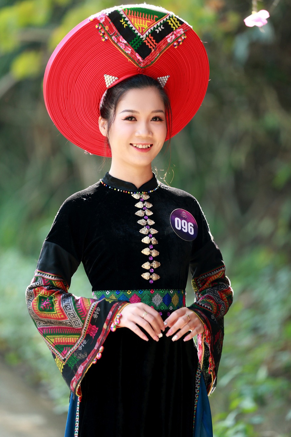 Người đẹp xứ Mường duyên dáng với áo dài thổ cẩm - 8 Người đẹp xứ Mường duyên dáng với áo dài thổ cẩm - 8