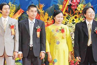 Giáo sư trẻ nhất và nỗ lực vượt khó