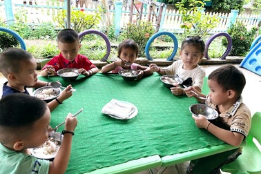 Dự án "Nuôi em Nghệ An" chưa thanh toán tiền ăn, nhà trường họp khẩn