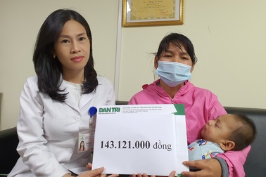 Bé trai 19 tháng tuổi ở Quảng Trị cơ thể mềm oặt, đã biết nô đùa với mẹ