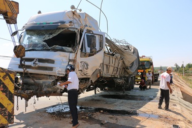 Né xe máy, xe tải lật nhào xuống ruộng