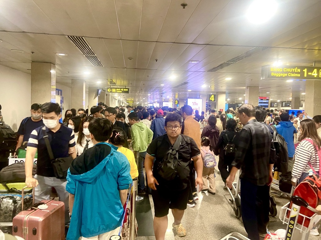 Gần 160.000 khách đến Tân Sơn Nhất, vượt ngưỡng dự báo - 2 Gần 160.000 khách đến Tân Sơn Nhất, vượt ngưỡng dự báo - 2