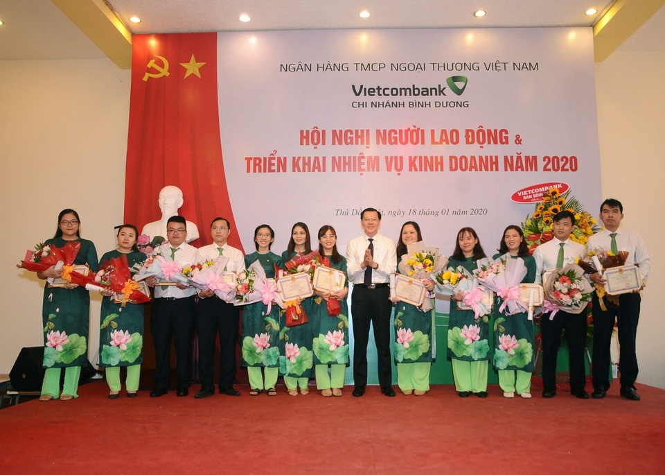 Hiệu quả từ phong trào “Người tốt, việc tốt” tại Vietcombank Bình Dương - 1 Hiệu quả từ phong trào “Người tốt, việc tốt” tại Vietcombank Bình Dương - 1