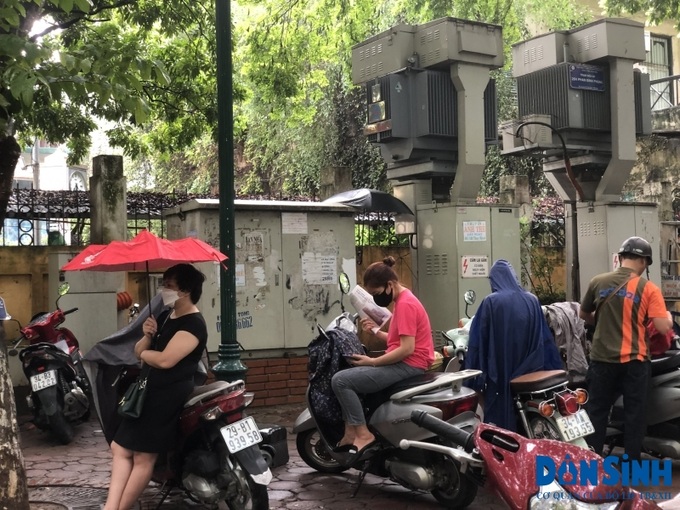 Phụ huynh chờ con bên ngoài điểm thi.